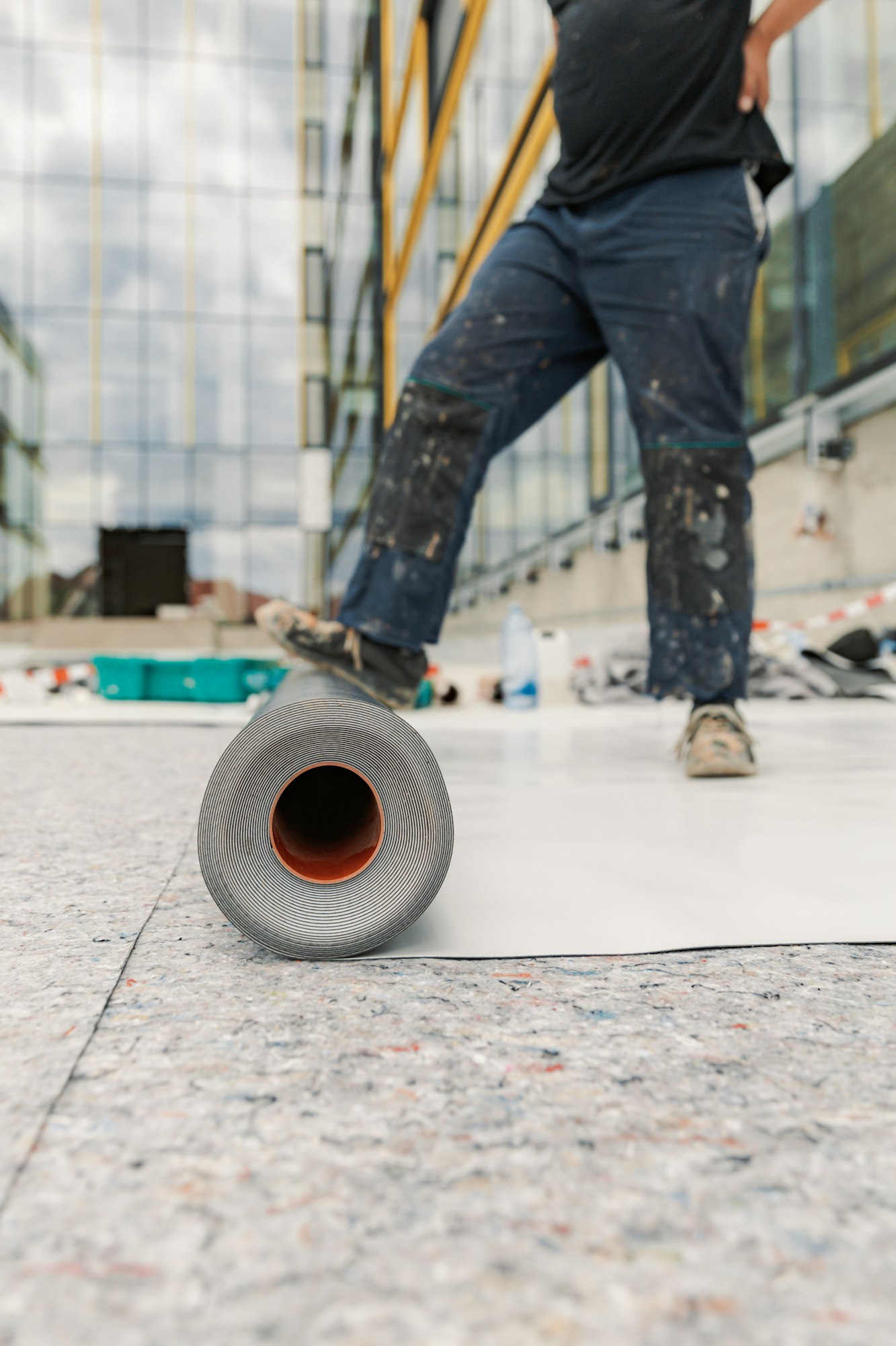 Worker specialized in mounting PVC membranes, in the process of installing a water resistant system